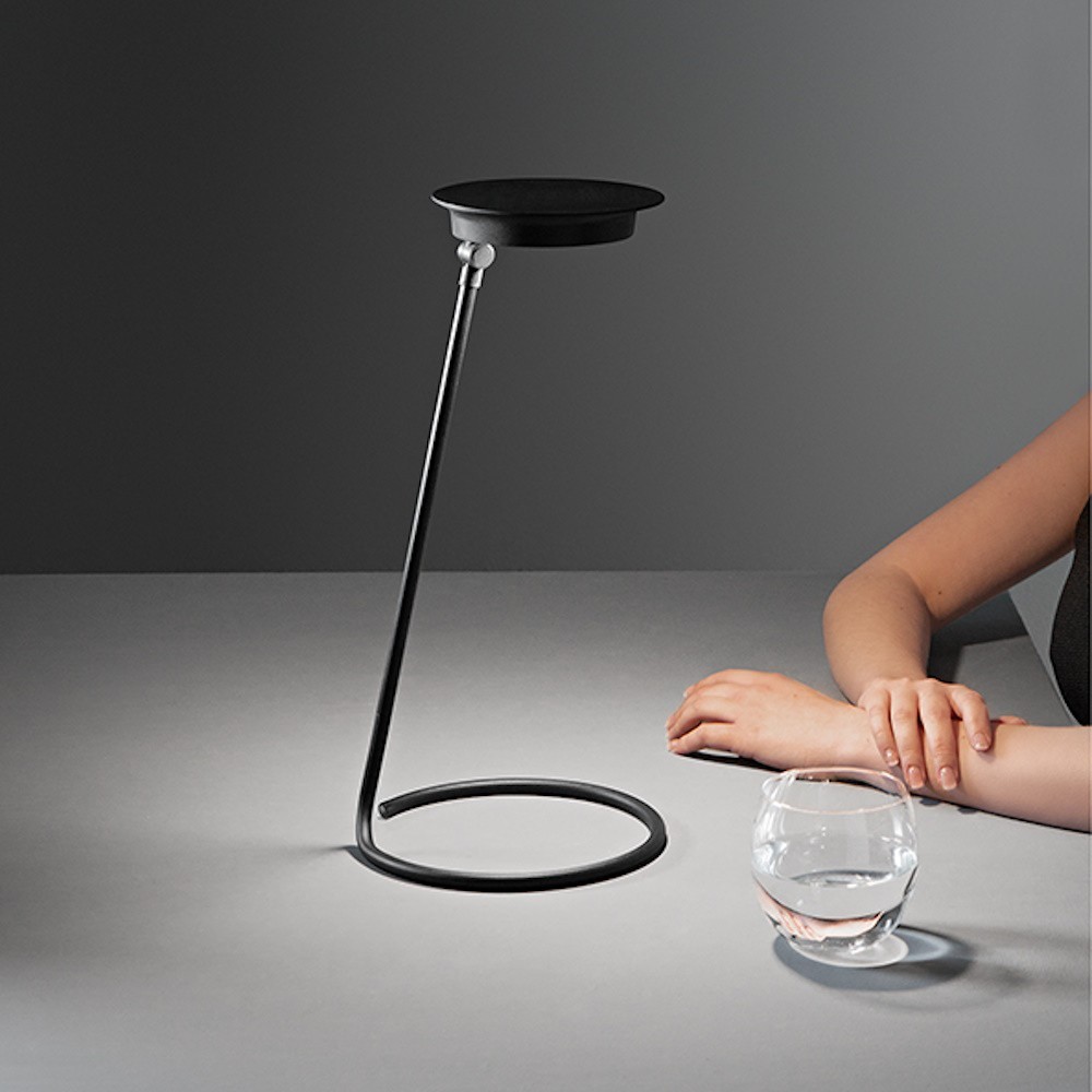 Lampada touch dimmerabile da tavolo konda by perenz ricaricabile luce 3000k calda bianca o nera ip54 2.5w